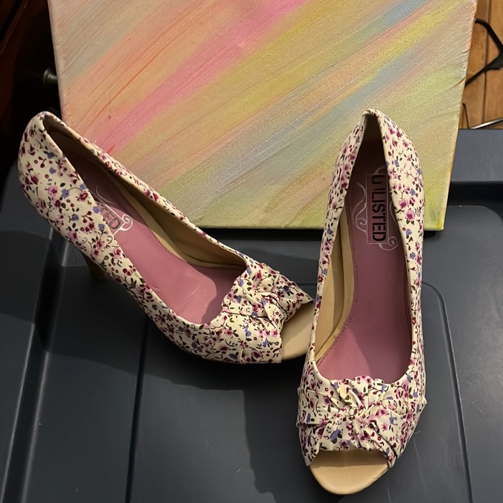 Floral High heels size 8 practically brand new